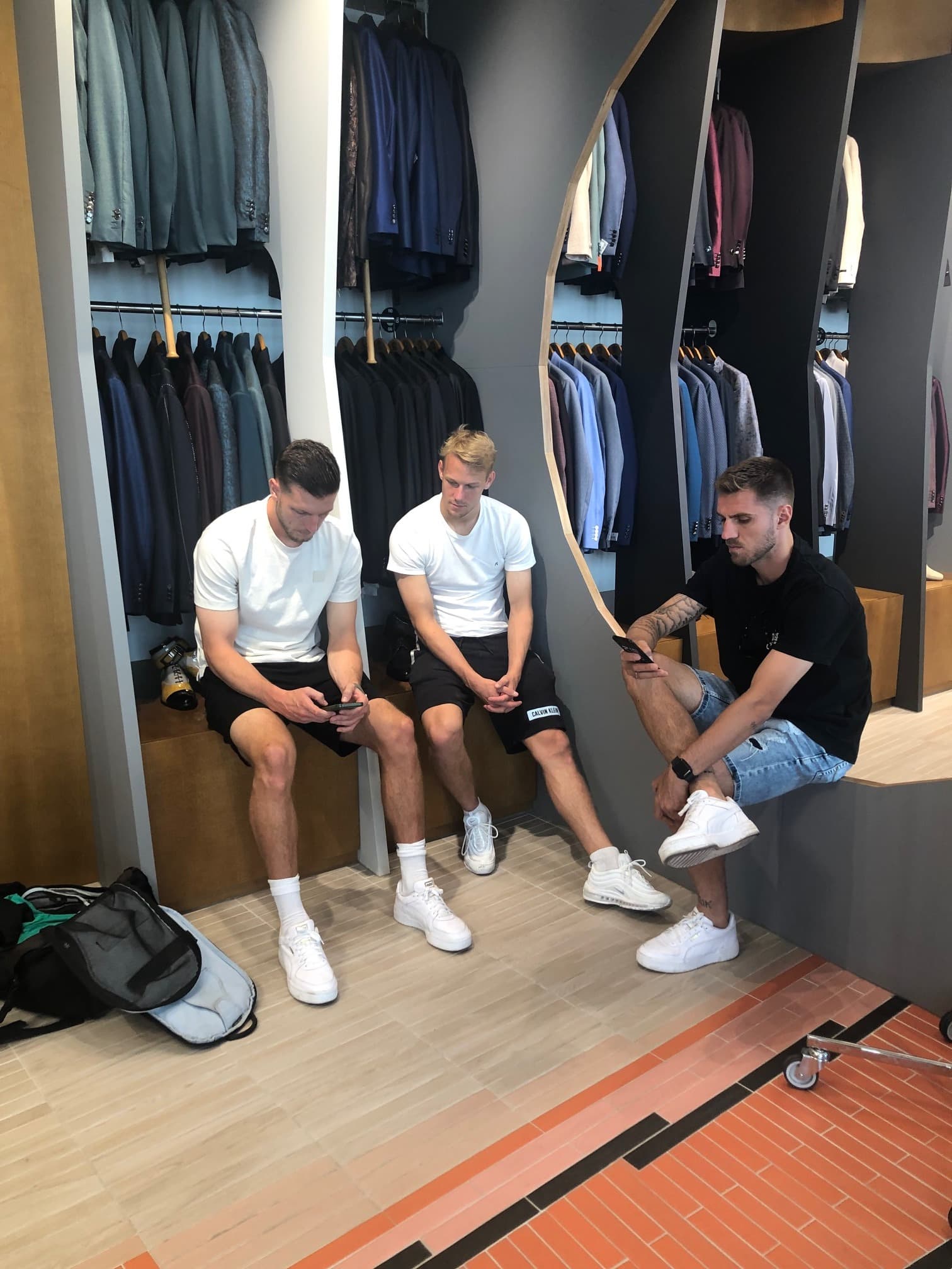 Spieler und Trainer von SK Rapid Wien zur Anprobe bei Teller