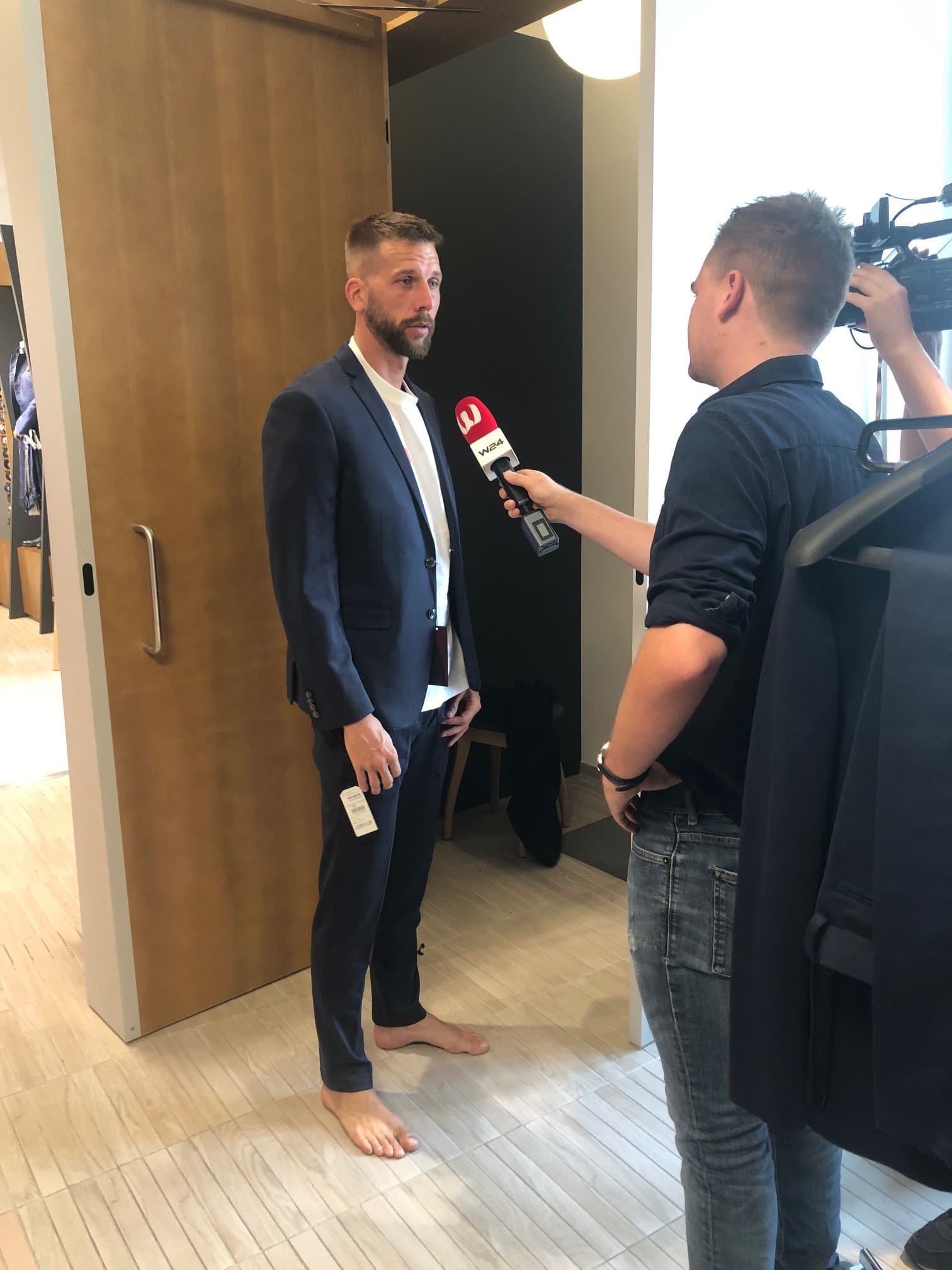 Spieler und Trainer von SK Rapid Wien zur Anprobe bei Teller