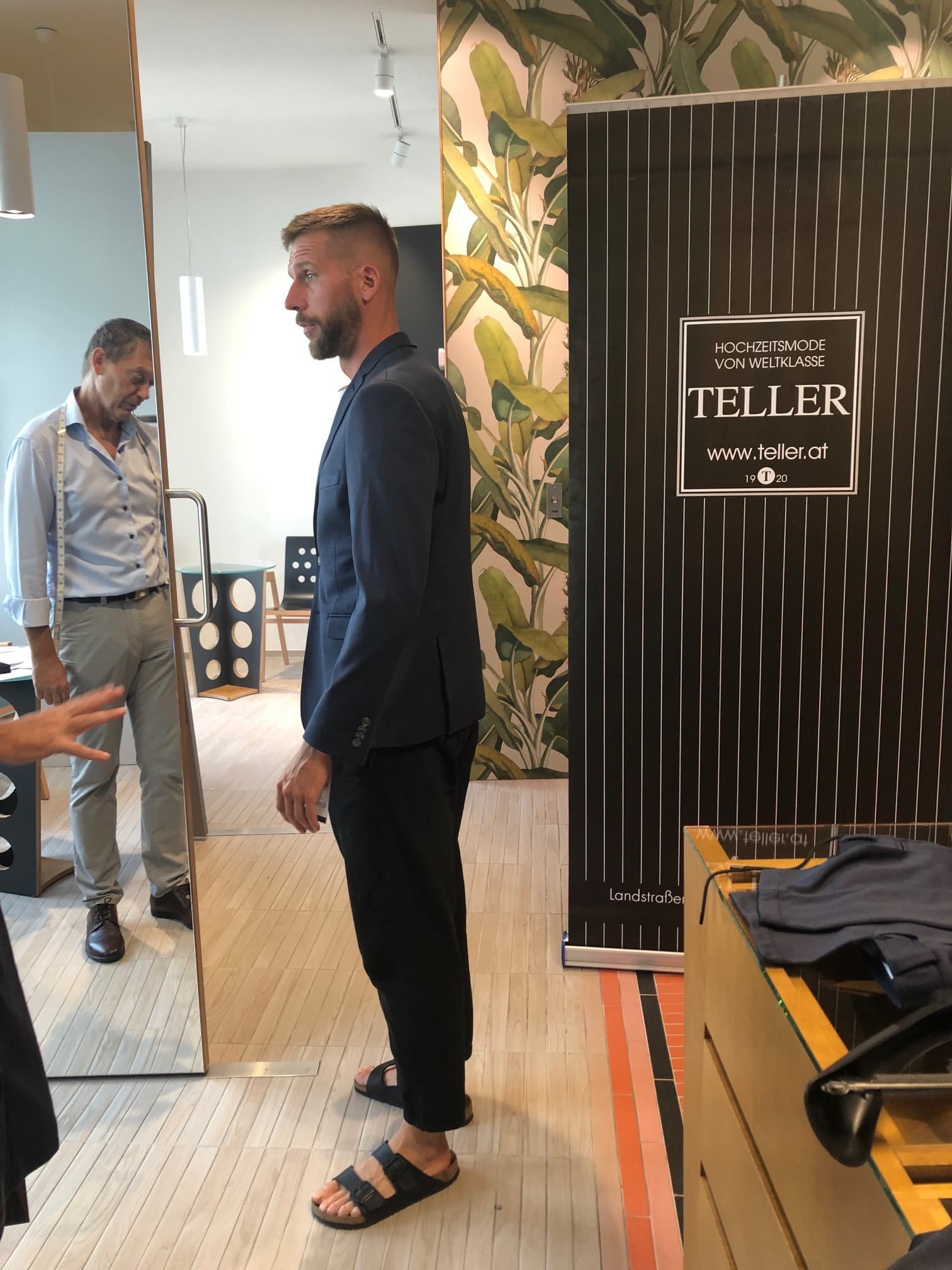 Spieler und Trainer von SK Rapid Wien zur Anprobe bei Teller