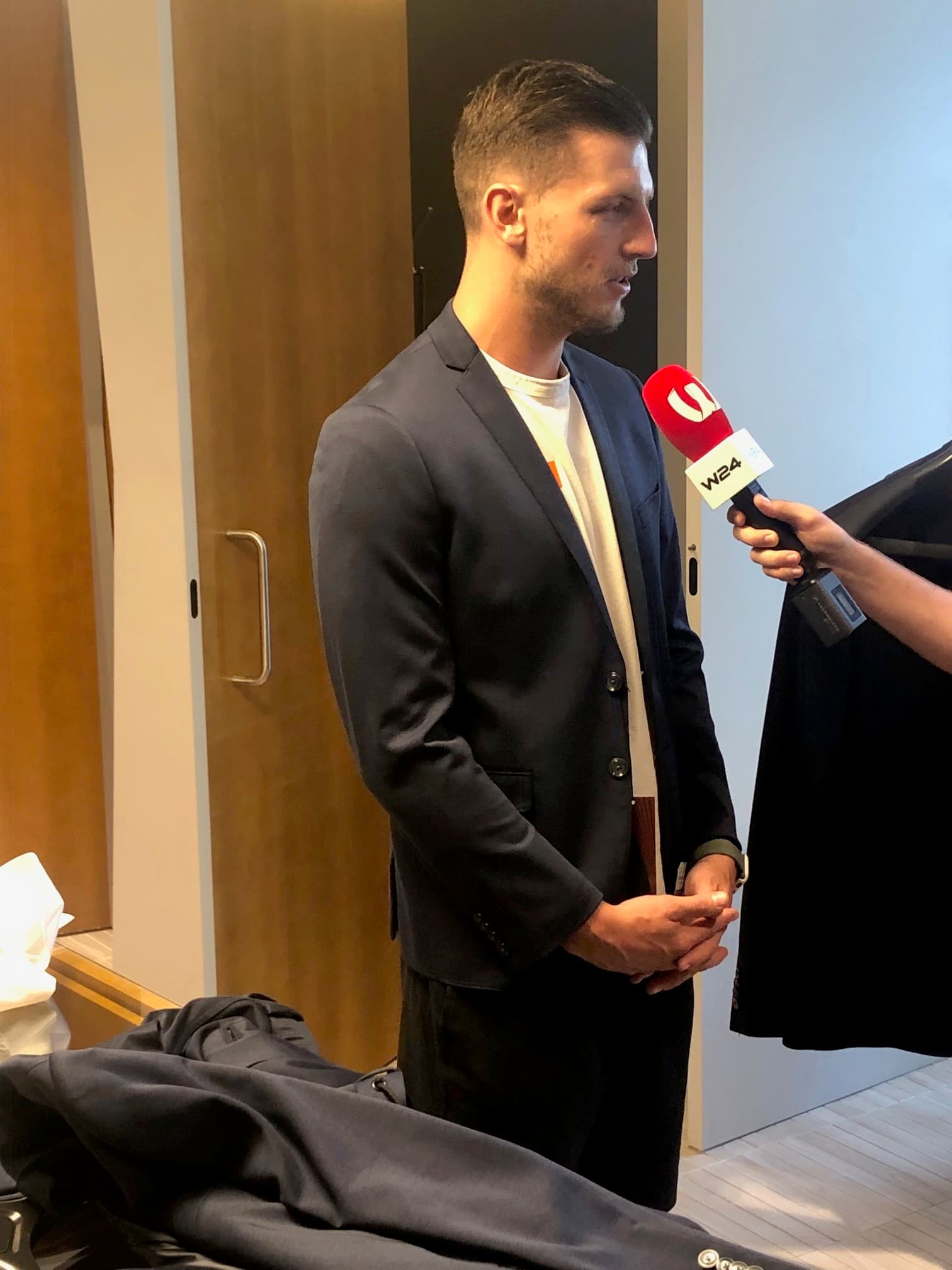 Spieler und Trainer von SK Rapid Wien zur Anprobe bei Teller