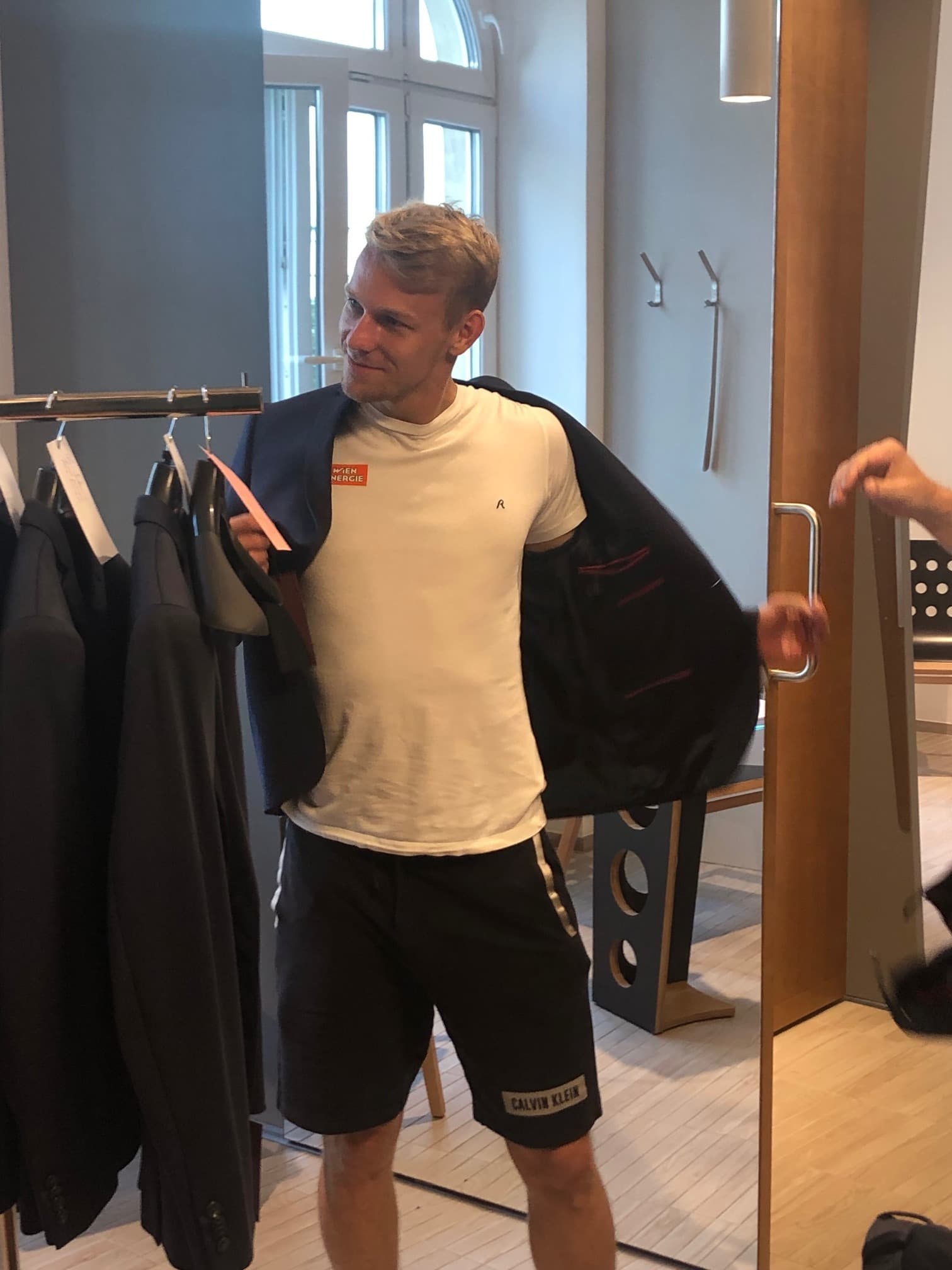 Spieler und Trainer von SK Rapid Wien zur Anprobe bei Teller