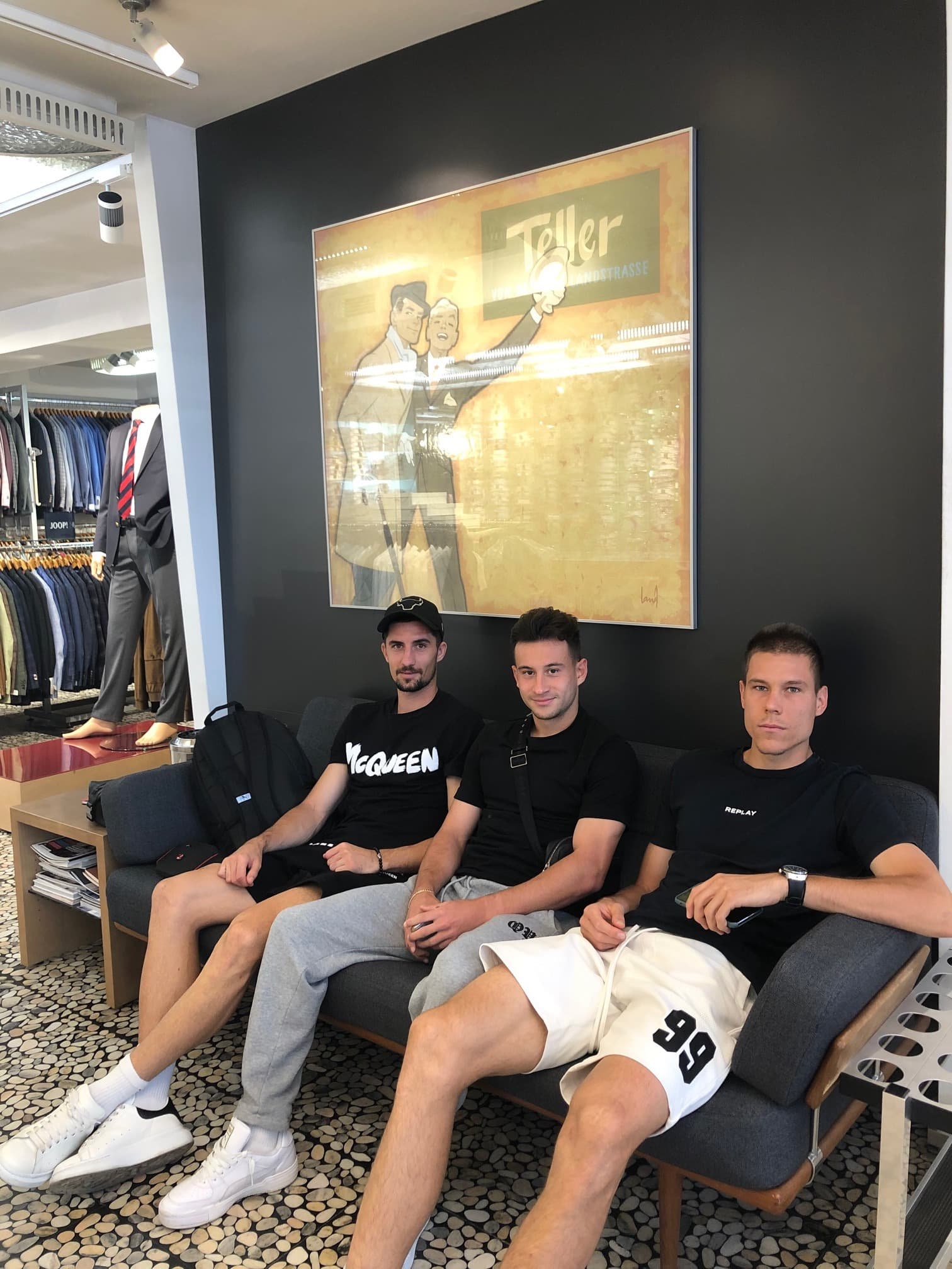 Spieler und Trainer von SK Rapid Wien zur Anprobe bei Teller