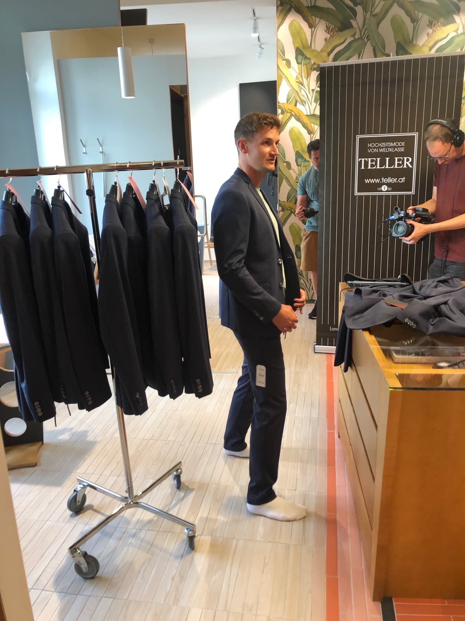 Spieler und Trainer von SK Rapid Wien zur Anprobe bei Teller