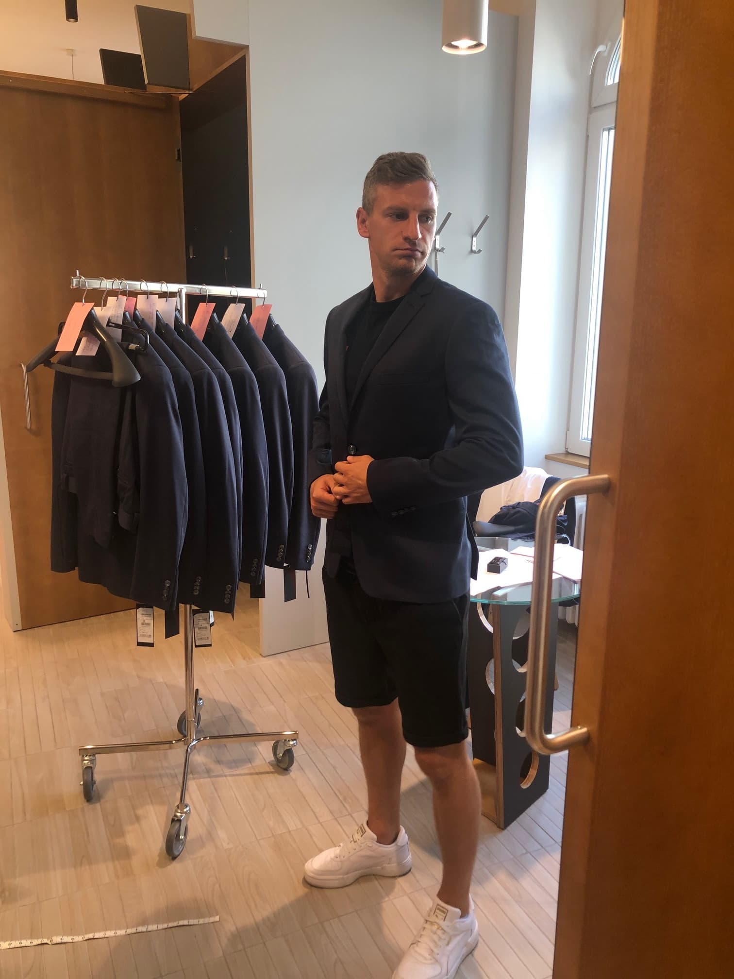 Ein Spieler von SK Rapid Wien zur Anprobe bei Teller